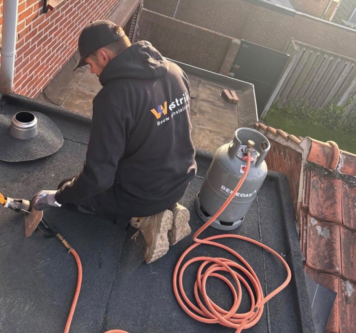Plat dak waterdicht afgewerkt met bitumen
