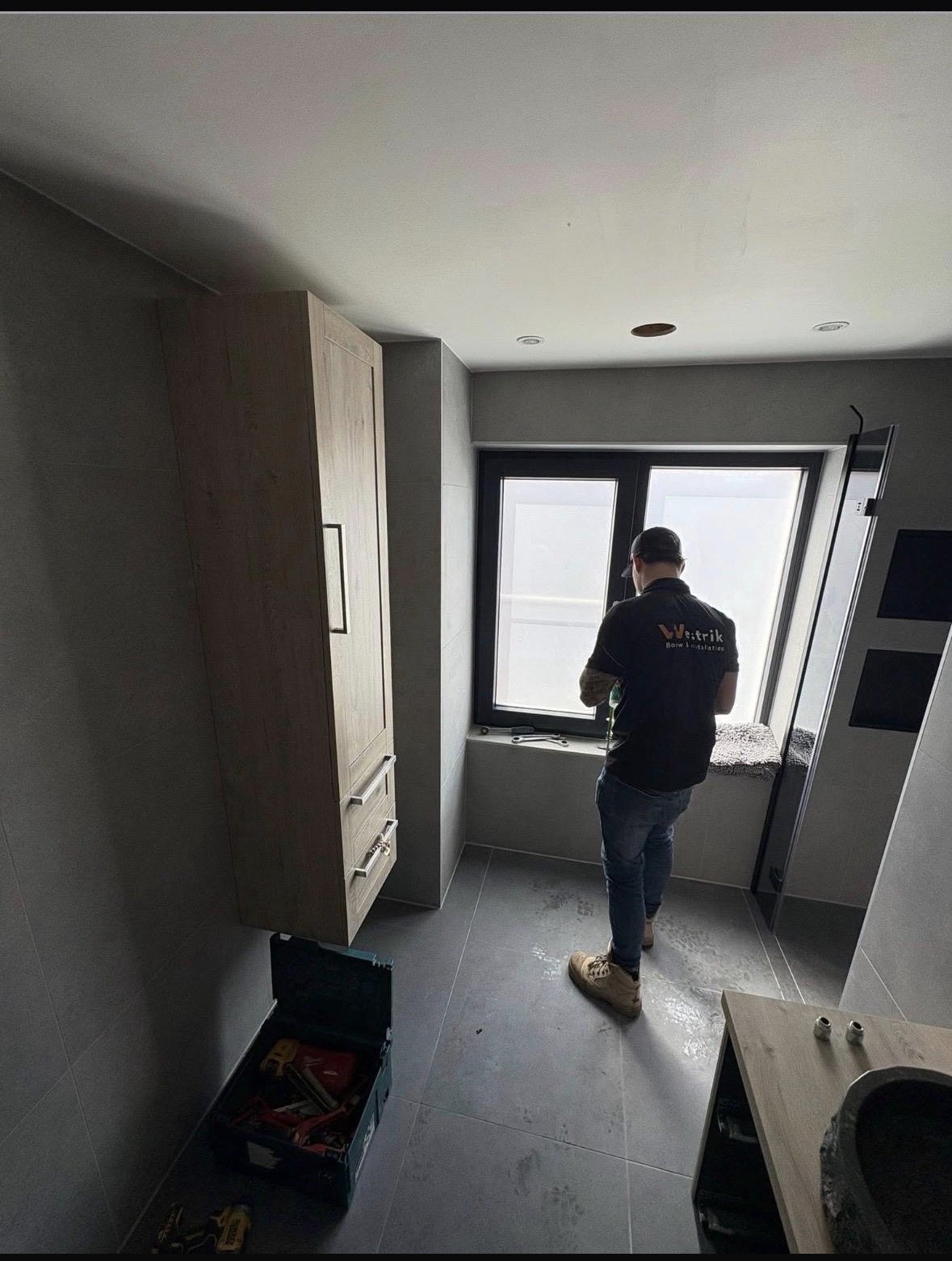Westrik-monteur aan het werk in een woning