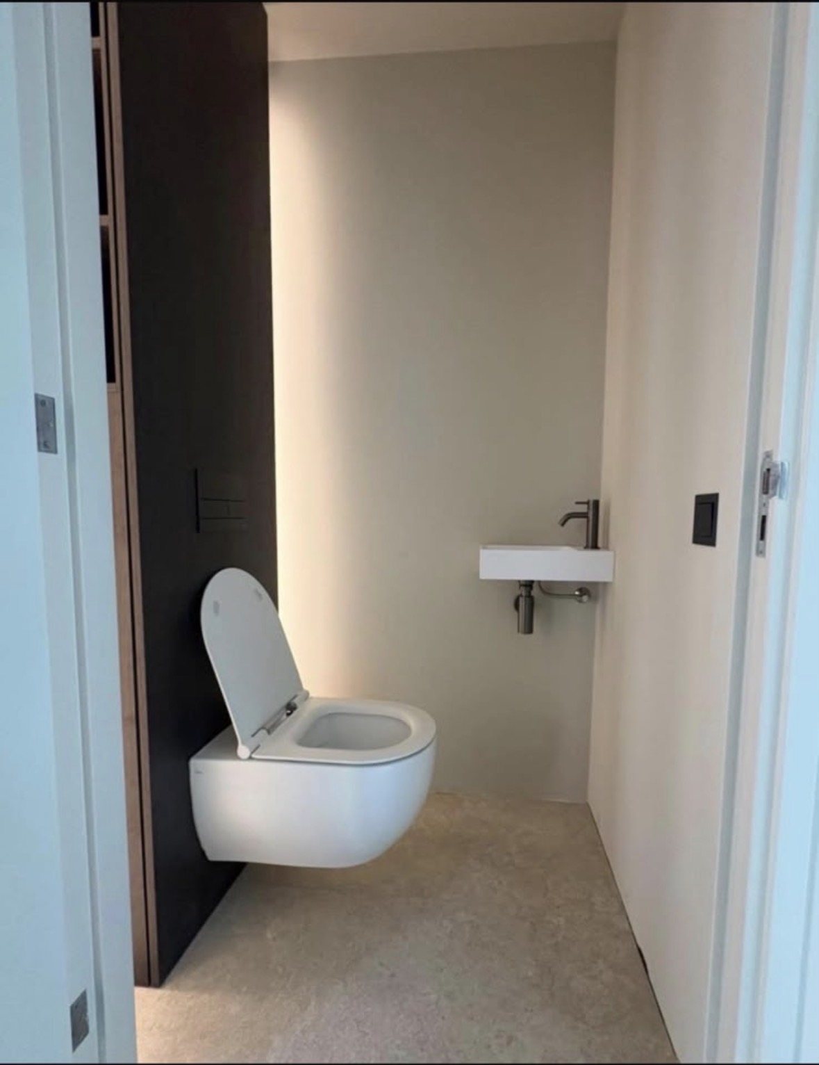 Modern toilet gemonteerd