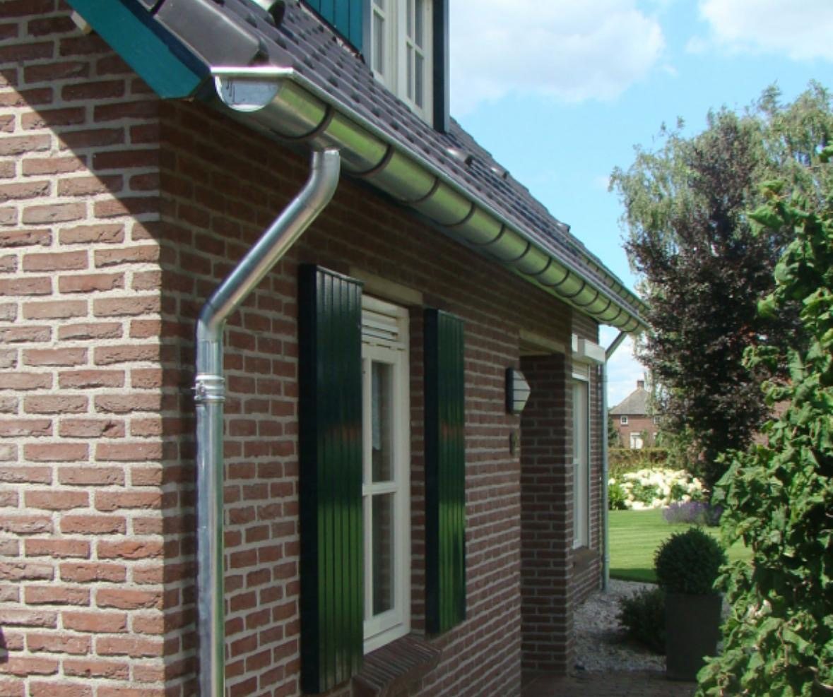 Zinken dakgoot geplaatst