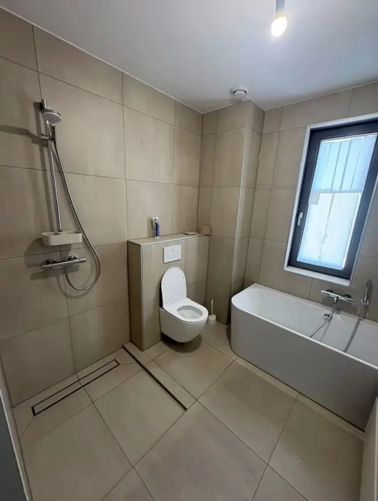 Afgemonteerde badkamer in Wolfheze met inloopdouche, douchegoot, hangend toilet en ligbad