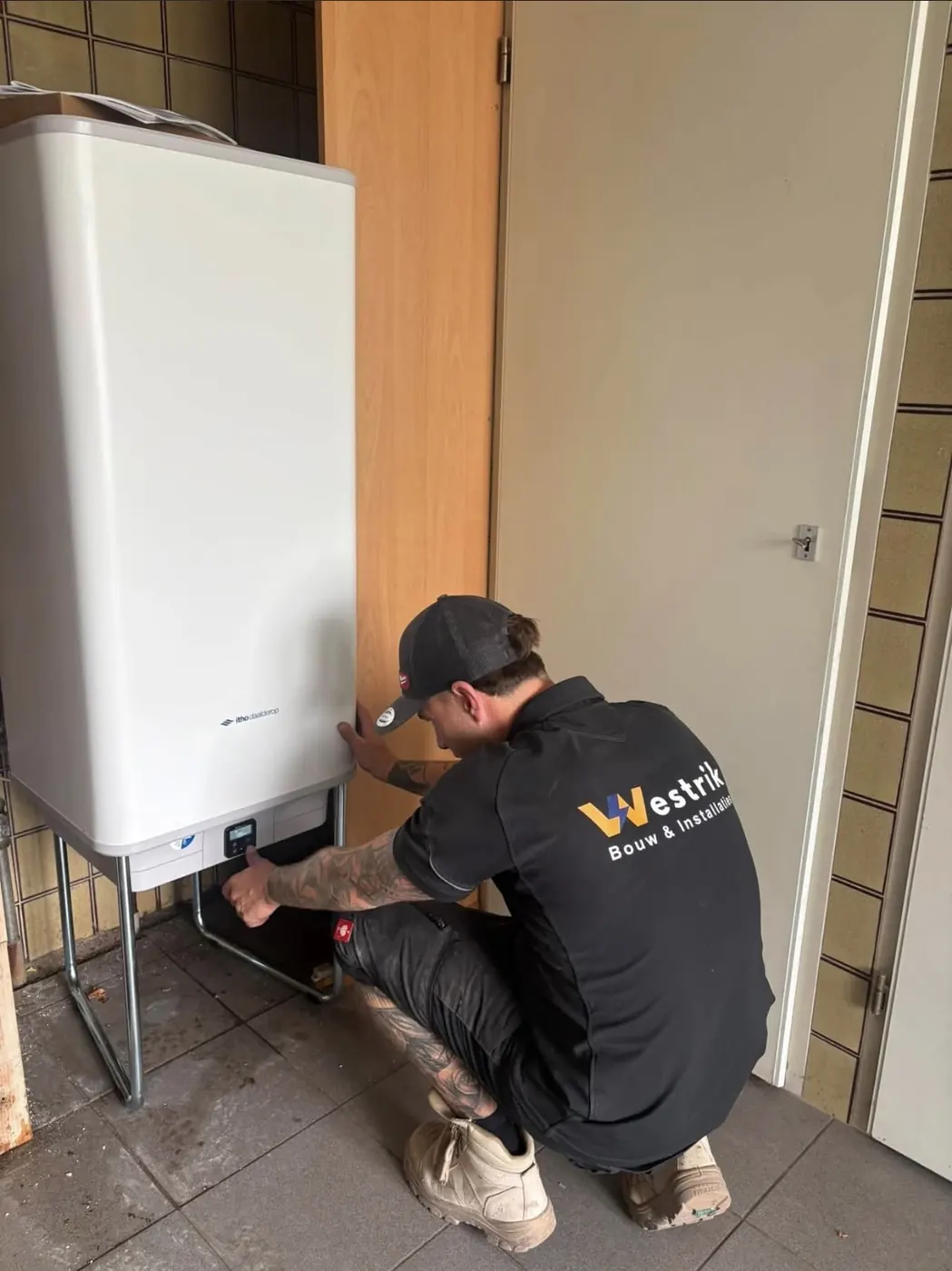 Monteur van Westrik sluit een boiler van Itho Daalderop aan in een woning in Nijmegen
