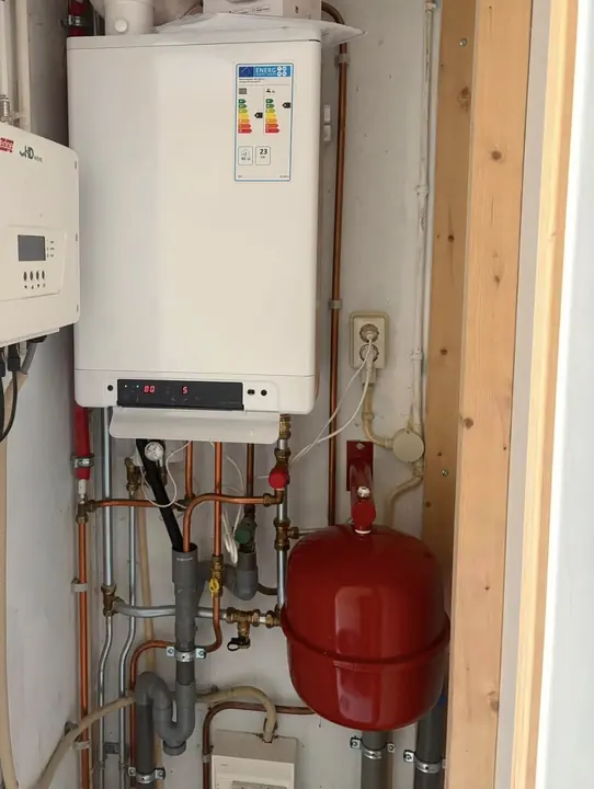 Nieuwe Intergas CW4-cv-ketel in een technische ruimte in Wijchen, met rood expansievat en koperen leidingwerk