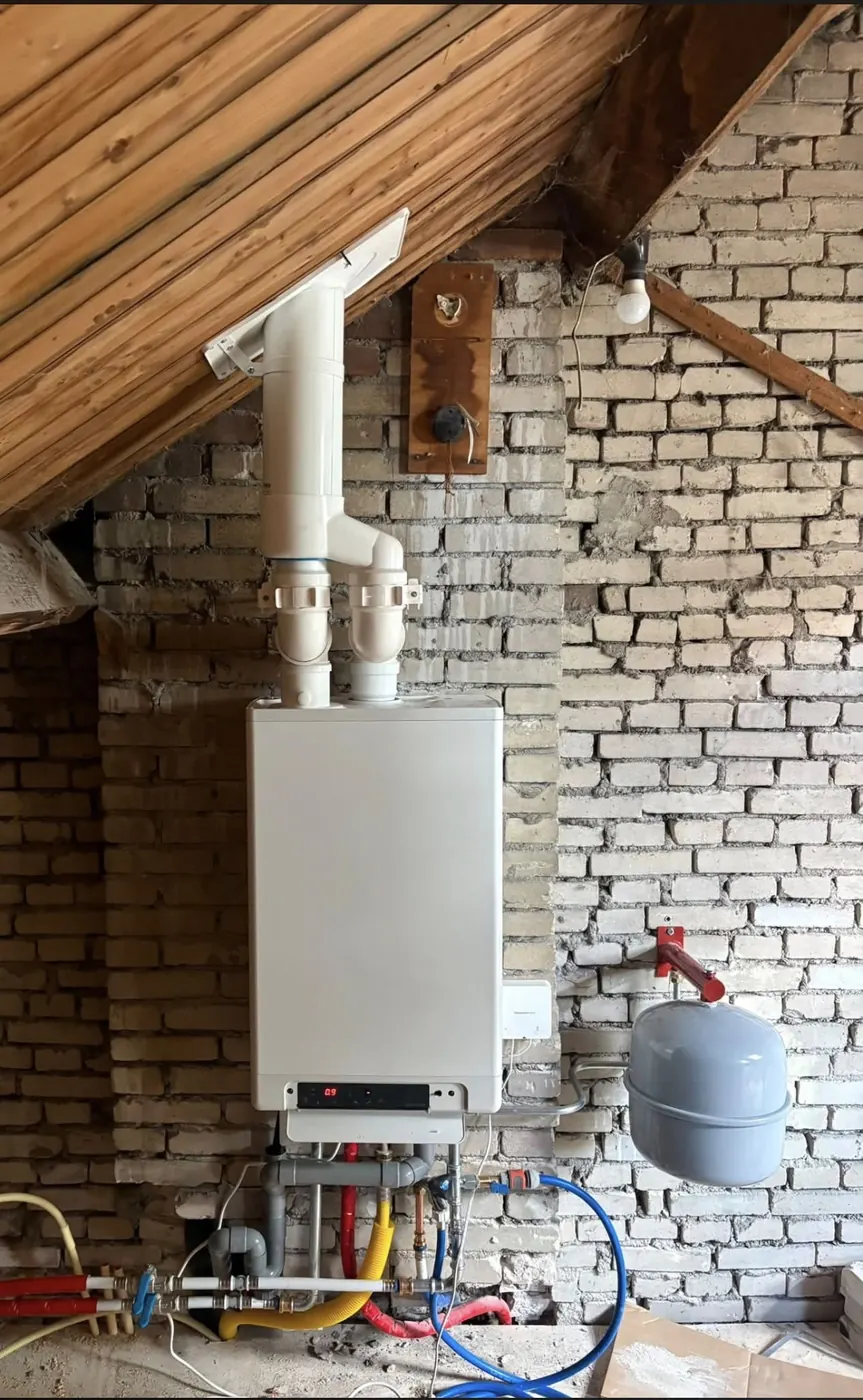 Intergas CW4-cv-ketel op een zolder in Arnhem, met nieuwe rookgasafvoer door het dak