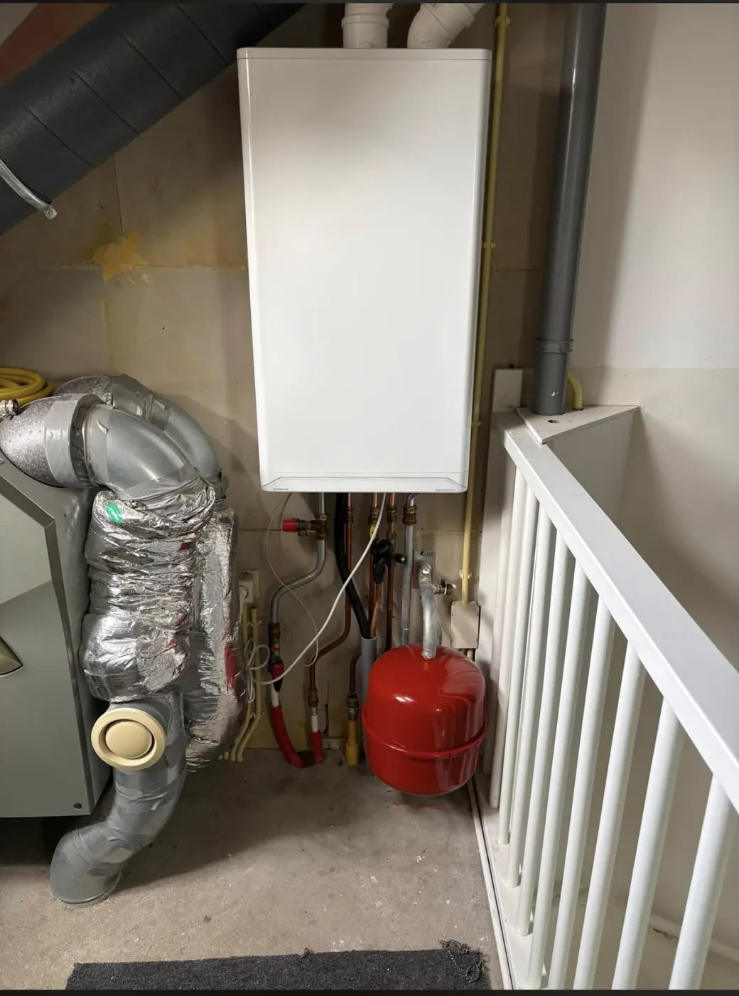 Intergas Xtreme CW5 op een zolder in Nijmegen, naast de ventilatie-unit met geïsoleerde kanalen