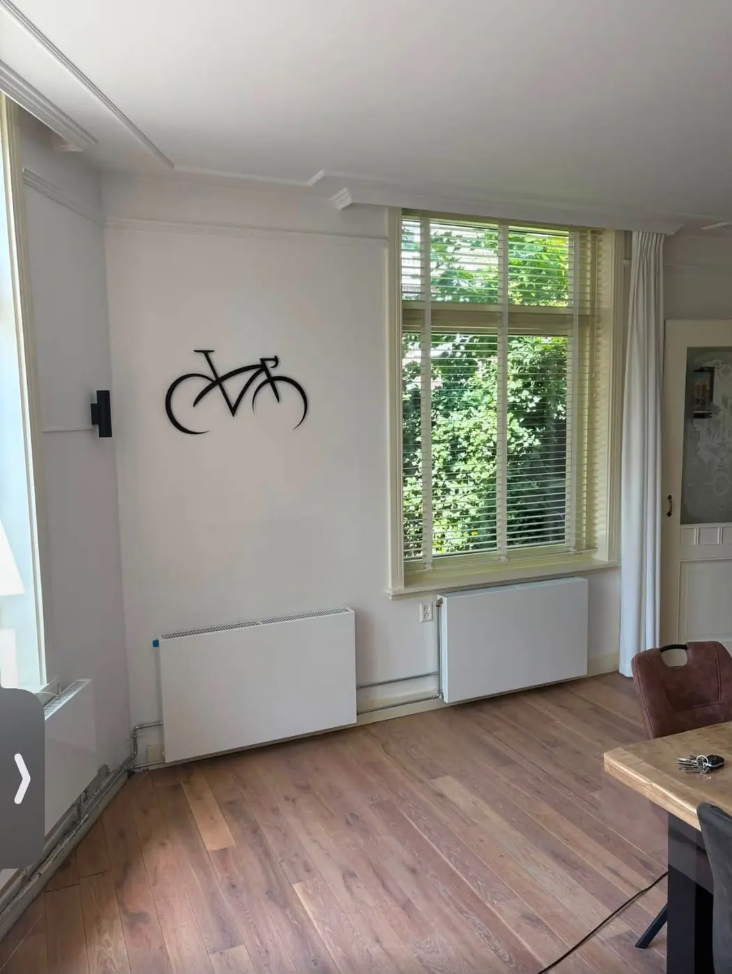 Woonkamer in Haarlem met twee nieuwe paneelradiatoren onder de ramen