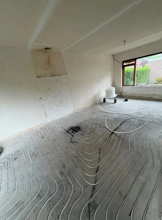 Vloerverwarming gefreesd in de bestaande dekvloer van een woning in Oss