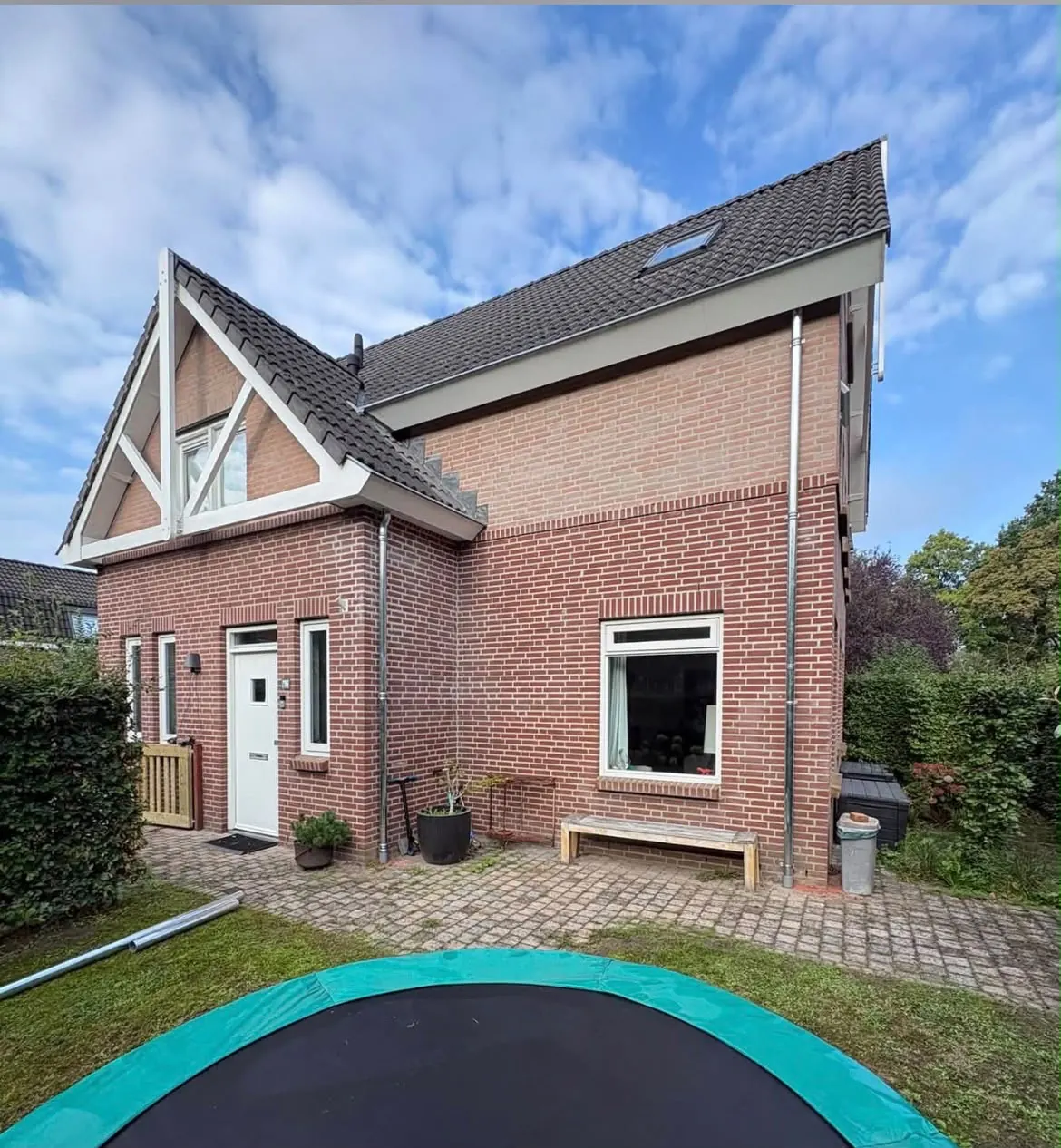 Vrijstaande woning in Nijmegen met nieuwe zinken hemelwaterafvoeren langs de gevel